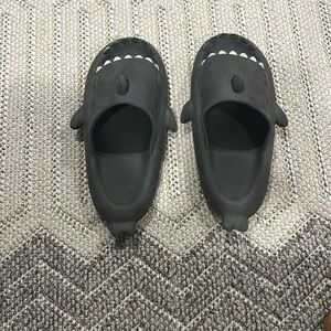 Mens funny shark slides size 12-14 (Lg)